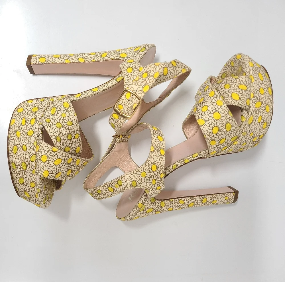 Red Valentino Yellow Daisy Platform Sandals Sz 37 MSRP $450